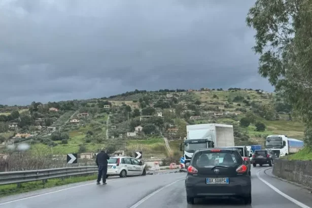 Dolore sulla strada statale 121 "Catanese". Un terribile incidente stradale, avvenuto nei pressi della zona Coda di Volpe, nel territorio di Misilmeri, ha strappato la vita a tre persone. Lo scontro, violentissimo, ha coinvolto un mezzo pesante e un’automedica che stava rientrando da un servizio di assistenza sanitaria.