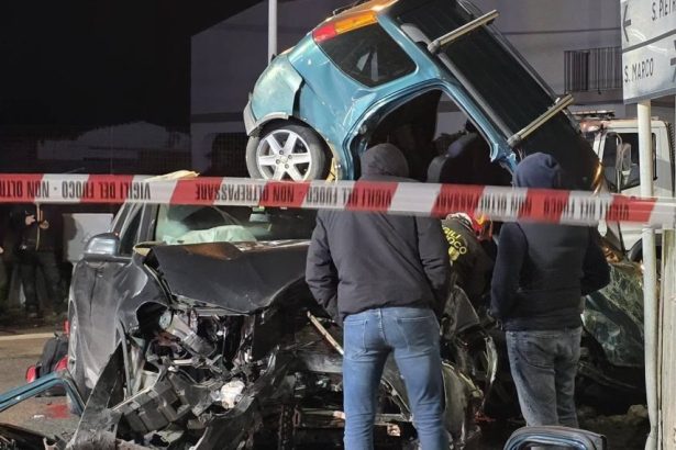 Schianto devastante tra due auto: tre giovani estratti dalle lamiere Grave incidente stradale nella serata di ieri a Milazzo, all'incrocio tra via Rio Rosso e via Palmara. Lo scontro, avvenuto attorno alle 22.30, ha coinvolto due vetture con a bordo complessivamente sei persone, tre delle quali sono rimaste intrappolate nell'abitacolo.