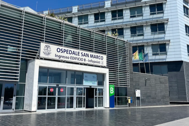 Sono drammatiche le condizioni di Alessio De Rossi, il trentunenne che lotta tra la vita e la morte dopo essere precipitato da un'altezza di otto metri durante un turno di lavoro. Il grave infortunio si è verificato nella tarda mattinata di ieri all'interno del polo industriale di Priolo Gargallo, dove l'uomo stava svolgendo la sua attività sul tetto di uno stabilimento.