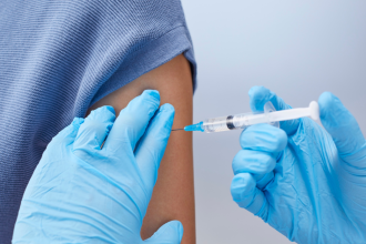 Prosegue senza sosta al Policlinico “Paolo Giaccone” la campagna vaccinale antinfluenzale, potenziata in risposta all’emergenza che, nei giorni scorsi, ha determinato un significativo sovraffollamento dei Pronto Soccorso in tutta la Regione.