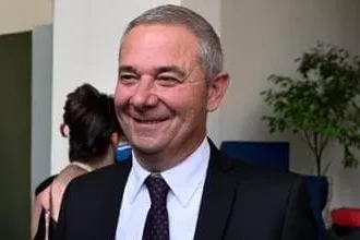 Un nuovo terremoto giudiziario colpisce l’Assemblea Regionale Siciliana. Michele Mancuso, deputato regionale di Forza Italia, è stato posto agli arresti domiciliari nell’ambito di un’inchiesta della Procura di Caltanissetta su una presunta gestione illecita di finanziamenti pubblici. L’ordinanza, richiesta dai magistrati guidati dal procuratore Salvatore De Luca, coinvolge in totale sei persone.