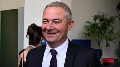 Un nuovo terremoto giudiziario colpisce l’Assemblea Regionale Siciliana. Michele Mancuso, deputato regionale di Forza Italia, è stato posto agli arresti domiciliari nell’ambito di un’inchiesta della Procura di Caltanissetta su una presunta gestione illecita di finanziamenti pubblici. L’ordinanza, richiesta dai magistrati guidati dal procuratore Salvatore De Luca, coinvolge in totale sei persone.