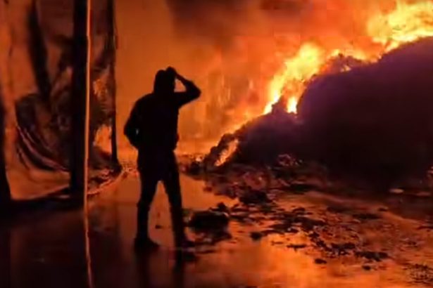 Un vasto incendio ha illuminato a giorno la notte tra via Antonio Saetta e via Dei Picciotti. Poco dopo le 23:00, le fiamme hanno letteralmente divorato un'area di sosta situata a breve distanza dall'hotel San Paolo Palace, distruggendo quattro furgoni (alcuni identificati come tir nelle prime segnalazioni) e diverse autovetture.