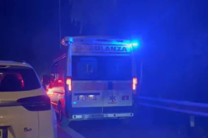 Due giovani hanno perso la vita nella notte a Catania dopo un violento scontro tra una moto e uno scooter all'incrocio tra via Umberto e via Musumeci. Le vittime sono un ragazzo catanese di 21 anni e un coetaneo di 23 anni originario dello Sri Lanka.