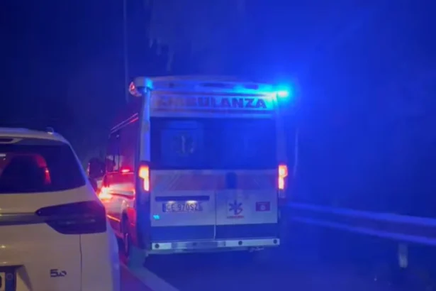 Incidente mortale nella notte, due giovani morti: avevano 21 e 23 anni Due giovani hanno perso la vita nella notte a Catania dopo un violento scontro tra una moto e uno scooter all'incrocio tra via Umberto e via Musumeci. Le vittime sono un ragazzo catanese di 21 anni e un coetaneo di 23 anni originario dello Sri Lanka.