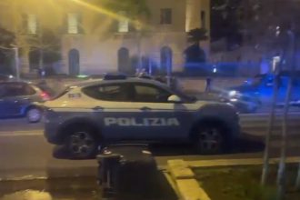 C’è un volto e un nome dietro l’aggressione che ha sconvolto il centro di Palermo. Gli agenti delle volanti hanno rintracciato e fermato l’uomo che, nel pomeriggio di oggi, ha accoltellato alle spalle la 56enne Maria Luigia Anna Tricarico in via della Libertà. Fondamentali per la cattura sono state le immagini dei sistemi di videosorveglianza e la profonda conoscenza del territorio dei poliziotti: l'aggressore sarebbe infatti un soggetto con noti problemi psichiatrici, già conosciuto nella zona tra via Libertà e via Raffaello Mondini.