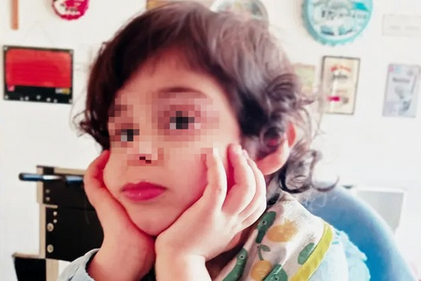 Piccola siciliana lotta contro il retinoblastoma, la Regione pagherà le cure C’è finalmente un segnale concreto per Nora Franzone, la bambina ennese di soli 6 anni che combatte con coraggio contro un retinoblastoma, una rara e aggressiva forma di tumore oculare. Dopo il clamore mediatico sollevato dalla famiglia, costretta a fare affidamento quasi esclusivamente sulla solidarietà privata per sostenere le cure, la Regione Siciliana ha rotto gli indugi.