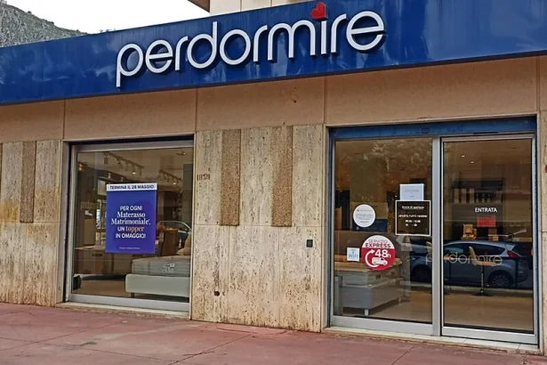 Palermo, spaccata in corso Calatafimi: ladri svaligiano negozio di materassi Ancora un colpo con la tecnica della spaccata a Palermo. Questa volta nel mirino dei malviventi è finito il negozio "Perdormire", specializzato nella vendita di letti e materassi, situato in corso Calatafimi.