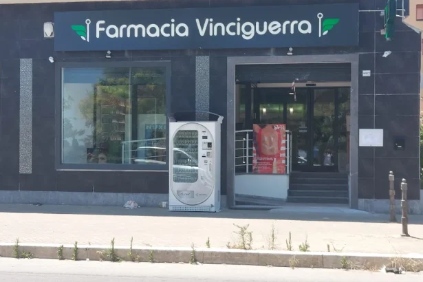 Un assalto a mano armata terminato con un nulla di fatto e le manette. È successo ieri pomeriggio a Palermo, nel cuore del quartiere Sperone, dove un giovane di 21 anni ha tentato di svaligiare la farmacia Vinciguerra di via Messina Marine. Armato di un coltello dalla lama di 30 centimetri e con il volto travisato da un passamontagna, il malvivente ha fatto irruzione nel locale minacciando il titolare, la moglie e una dipendente.