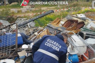 Un'operazione condotta dal Nucleo Operativo di Polizia Ambientale della Guardia Costiera di Palermo ha sgominato un'organizzazione dedita allo smaltimento illegale di rifiuti, anche pericolosi, in diverse zone della città. L'intervento, eseguito su mandato della Direzione Distrettuale Antimafia, ha portato all'emissione di misure cautelari nei confronti di sette indagati, con l'accusa di reati ambientali gravi che comprendono l'inquinamento ambientale e il traffico illecito organizzato di rifiuti.