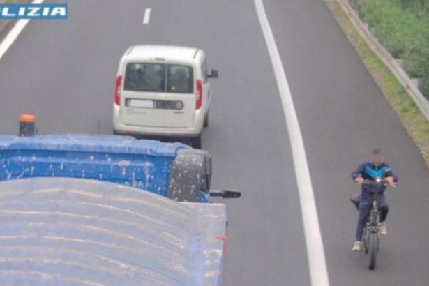 Fermato dalla Polstrada un giovane di 23 anni che pedalava in direzione opposta al traffico sulla corsia di sorpasso dell'autostrada A18 Messina-Catania. L'intervento è stato effettuato dagli agenti del distaccamento di Giardini Naxos.