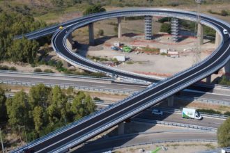 Lo stato di attuazione del piano di manutenzione dell'autostrada A19 Palermo-Catania, al 31 dicembre scorso, è stato al centro di una riunione a Palazzo d’Orléans. All'incontro, a due anni dalla nomina del presidente della Regione Siciliana, Renato Schifani, a commissario straordinario per il coordinamento degli interventi sull’autostrada, hanno partecipato i due sub commissari: Nicola Montesano, responsabile Anas in Sicilia, e Duilio Alongi, dirigente generale del Dipartimento regionale tecnico. Il vertice ha consentito di fare il punto sull’avanzamento del piano complessivo che prevede 63 interventi, per un valore totale di 921,9 milioni di euro. Ma al di là dei numeri complessivi, sono soprattutto gli effetti concreti sulla viabilità a segnare il cambio di passo.