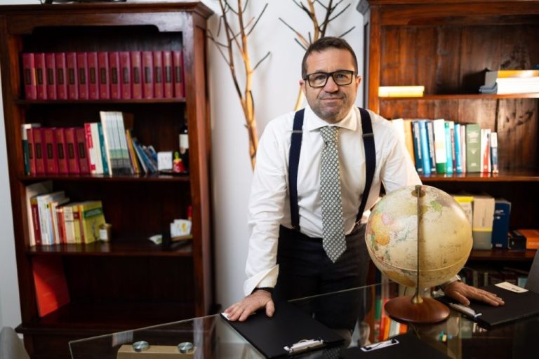 Il siciliano Antonio Giulio Alagna nel nuovo comitato nazionale di Federterziario per la prevenzione della crisi aziendale Federterziario, Confederazione italiana del terziario, dei servizi, del lavoro autonomo e della piccola impresa, istituisce il nuovo Comitato tecnico scientifico con delega alla Prevenzione della crisi e alle ristrutturazioni aziendali, e nomina come componente l’avvocato siciliano Antonio Giulio Alagna. Avvocato di impresa mazzarese con competenze specialistiche nella gestione delle situazioni di difficoltà aziendale e negli strumenti di risanamento, Alagna è già responsabile delegato alle Relazioni Industriali di Federterziario e presidente per la provincia di Trapani.