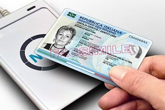 Il tempo delle proroghe sta per scadere. Dal prossimo 3 agosto 2026, i vecchi documenti d'identità cartacei cesseranno definitivamente di avere validità, lasciando il posto esclusivamente alla Carta d’Identità Elettronica (CIE). A Palermo la sfida è imponente: sono circa centomila i residenti che devono ancora mettersi in regola. L'appello del sindaco Roberto Lagalla è chiaro: "Programmate il cambio subito per evitare il caos delle ultime settimane".