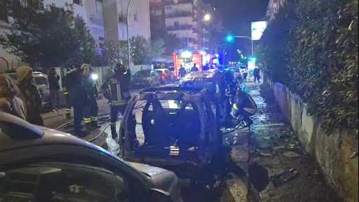Nel tardo pomeriggio di oggi, un incendio è divampato in via delle Madonie, nei pressi di via Empedocle Restivo a Palermo. Il rogo ha completamente distrutto due autovetture parcheggiate, una Smart e una Volkswagen Tiguan, estendendosi rapidamente anche a un cassonetto dei rifiuti situato nelle vicinanze.