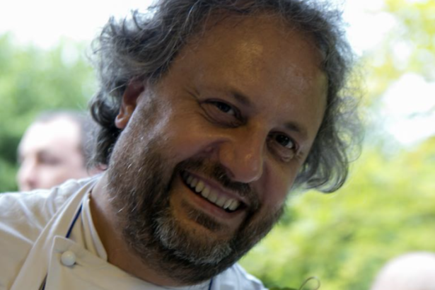 Tragedia in Sicilia, muore in un incidente lo chef Davide Di Corato Un lutto improvviso colpisce Chiaramonte Gulfi e l'intero settore enogastronomico italiano. Davide Di Corato, 62 anni, chef e giornalista specializzato in cucina, ha perso la vita in un grave incidente stradale verificatosi ieri sera.