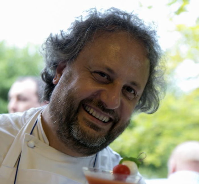 Un lutto improvviso colpisce Chiaramonte Gulfi e l'intero settore enogastronomico italiano. Davide Di Corato, 62 anni, chef e giornalista specializzato in cucina, ha perso la vita in un grave incidente stradale verificatosi ieri sera.