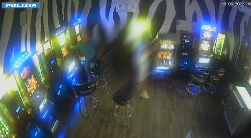 Si è conclusa con l'ultimo arresto l'operazione della polizia contro un gruppo di giovani che aveva instaurato un regime di paura tra i commercianti di Borgo Nuovo e Cep. Gli agenti della squadra mobile hanno catturato Patrizio Corrao, 38 anni compiuti proprio nella giornata di oggi, l'unico dei nove indagati che era sfuggito al primo blitz.