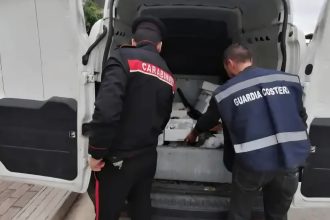 Un’operazione congiunta a tutela dei consumatori ha portato al sequestro di oltre 80 chili di prodotti ittici non tracciati e conservati in condizioni igieniche precarie. I Carabinieri del Comando Provinciale di Palermo, supportati dalla Capitaneria di Porto, dalla Polizia Municipale e dai medici veterinari dell’ASP, hanno passato al setaccio diverse attività commerciali nei quartieri Mezzo Monreale e Oreto, riscontrando gravi irregolarità.