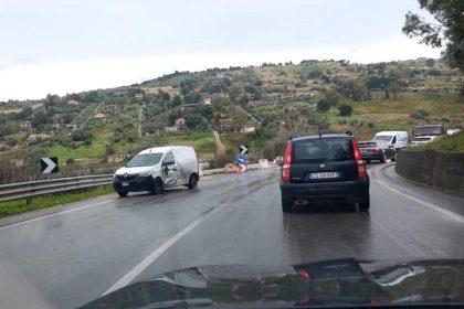 Il tratto della Statale 121 compreso tra Misilmeri e Bolognetta si conferma uno dei punti più critici della viabilità siciliana. Questa mattina, un nuovo tamponamento all'altezza di contrada Coda di Volpe ha paralizzato il traffico.