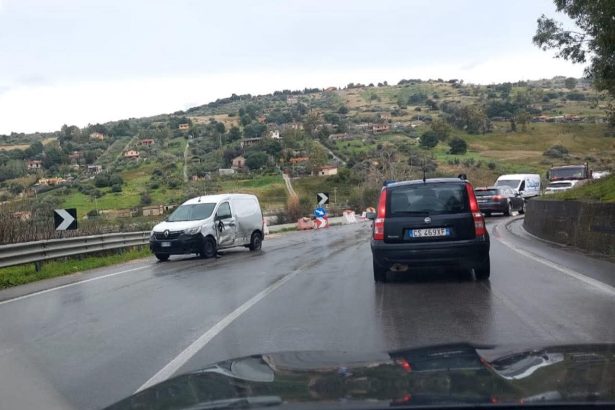 Nuovo incidente sulla Palermo-Agrigento in contrada Coda di Volpe Il tratto della Statale 121 compreso tra Misilmeri e Bolognetta si conferma uno dei punti più critici della viabilità siciliana. Questa mattina, un nuovo tamponamento all'altezza di contrada Coda di Volpe ha paralizzato il traffico.