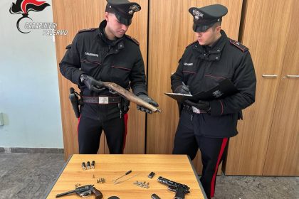 Dormiva tranquillamente a pochi centimetri da un’arma clandestina pronta all'uso. Un giovane di 19 anni è stato tratto in arresto a Monreale dai Carabinieri, nell'ambito di un'operazione mirata al contrasto della detenzione illegale di armi. Decisivo l'intervento di Dru, il pastore tedesco del Nucleo Cinofili di Palermo Villagrazia, il cui fiuto infallibile per esplosivi e munizioni ha guidato i militari dritti all'obiettivo.