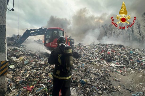 Le operazioni di spegnimento proseguono senza sosta da due giorni nell'impianto Ecorek, specializzato nel trattamento di materiali plastici, situato nel territorio di Campofelice di Roccella, in provincia di Palermo. Il rogo, che continua ad alimentarsi tra i rifiuti in plastica, sta generando gravi criticità ambientali non soltanto nel comune interessato dall'incendio, ma anche nella vicina Termini Imerese. I pompieri sono ancora impegnati nelle attività di contenimento delle fiamme.