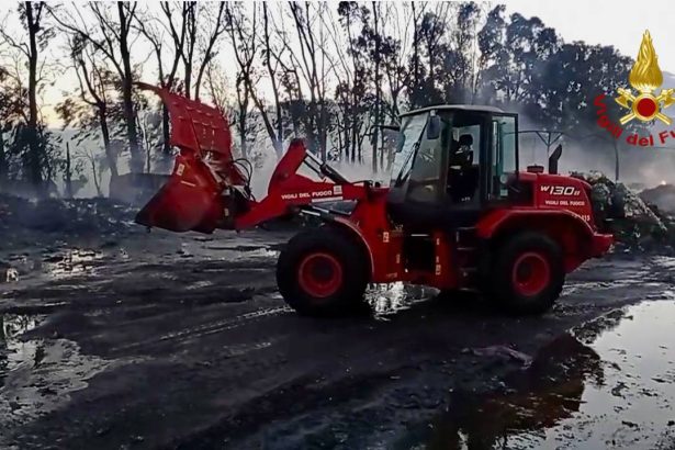 Le operazioni di spegnimento e messa in sicurezza dell'impianto di trattamento plastica di Campofelice di Roccella si sono concluse oggi alle ore 14.00. I Vigili del Fuoco sono intervenuti nella notte tra il 3 e il 4 febbraio per domare un rogo che ha interessato gran parte del materiale plastico depositato all'esterno della struttura.