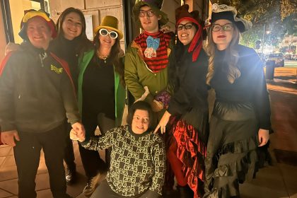 PALERMO. Grande emozione, partecipazione sentita e una comunità riunita attorno a un gesto concreto di solidarietà: venerdì 13 febbraio, presso la sede di Lab360 in via Filippo Cordova 93 a Palermo, si è svolto il secondo appuntamento di “Lab Pub”, trasformando ancora una volta gli spazi dell’associazione in un luogo di festa, condivisione e inclusione autentica. Ragazzi con disabilità, genitori, educatori di Lab360 e della cooperativa Idee in Movimento hanno vissuto insieme una serata intensa, fatta di musica, sorrisi, balli e abbracci. Un momento che ha saputo unire leggerezza e profondità, divertimento e significato, nel segno di un’inclusione che diventa normalità quotidiana.