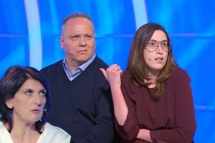 Una busta chiusa, lacrime trattenute a stento e parole che pesano come macigni. La puntata di C'è posta per te andata in onda sabato 31 gennaio ha portato sul palco di Maria De Filippi una storia tutta siciliana, quella di Liliana e Sara, madre e figlia originarie di Marsala che non si rivolgono la parola da sette lunghi anni.