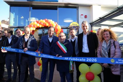 Misilmeri – Si è tenuta stamattina, alla presenza del Sindaco Rosario Rizzolo, l’inaugurazione del nuovo supermercato Lidl di Misilmeri (PA) Si tratta del 15° punto vendita Lidl tra il centro e la provincia di Palermo, segno del crescente radicamento dell’Insegna nel palermitano. Con un’area vendita di oltre 1.000 mq e un parcheggio con più di 110 posti auto, il nuovo supermercato fa parte di una più ampia operazione di riqualificazione urbana che ha visto anche la realizzazione di un’area verde attrezzata, di un sistema di recupero dell'acqua piovana e la miglioria della viabilità circostante. Lo store sarà aperto al pubblico dalle 8:00 alle 22:00 dal lunedì alla domenica.