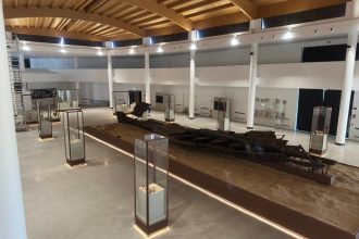 Lo aspettavano da anni, apre in Sicilia il museo con la più grande nave greca mai ritrovata. È stato inaugurato oggi, nell'area demaniale di Bosco Littorio a Gela, nel Nisseno, il Museo dei relitti greci, struttura che accoglie e racconta uno dei ritrovamenti più significativi della storia antica dell’Isola: una nave da carico rinvenuta nel 1998 sui fondali marini antistanti la costa di contrada Bulala, a circa ottocento metri dalla riva.