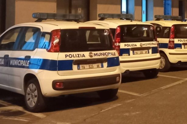 Aggrediti mentre stavano svolgendo il loro lavoro. Due vigili urbani di Misterbianco sono stati circondati da un gruppo composto da cinque persone, uomini e donne, spinti a terra e colpiti con calci e pugni. L’episodio si è verificato in una delle arterie principali del centro abitato, dove gli agenti stavano elevando una semplice contravvenzione per divieto di sosta.