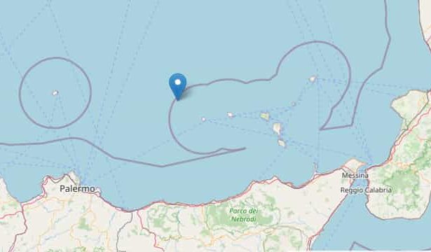 Terremoto, tre scosse in dieci minuti al largo di Palermo: la più forte è di magnitudo 3.9 Pomeriggio di apprensione per la costa settentrionale siciliana. Tra le 14:40 e le 14:50 di oggi, 9 febbraio 2026, la Sala Sismica dell'INGV ha registrato tre terremoti in rapida successione nel distretto del Tirreno Meridionale. Il sisma principale, di magnitudo 3.9, è avvenuto alle 14:50 a una profondità di 31 chilometri. La scossa è stata distintamente avvertita a Palermo, specialmente dai residenti dei piani alti.
