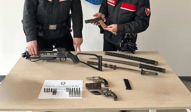 Dietro la porta di un'abitazione di Castelbuono si celava un arsenale che avrebbe fatto impallidire chiunque. I carabinieri del Nucleo radiomobile della Compagnia di Cefalù hanno arrestato un uomo di 52 anni dopo aver scoperto, nel corso di una perquisizione, un'impressionante collezione di armi custodite illegalmente tra le mura domestiche.