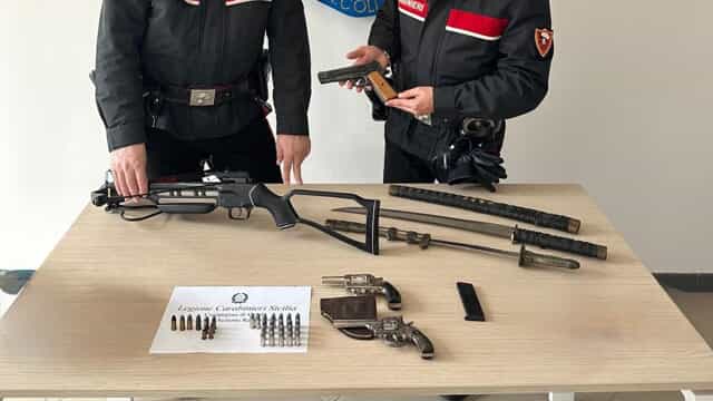 Dietro la porta di un'abitazione di Castelbuono si celava un arsenale che avrebbe fatto impallidire chiunque. I carabinieri del Nucleo radiomobile della Compagnia di Cefalù hanno arrestato un uomo di 52 anni dopo aver scoperto, nel corso di una perquisizione, un'impressionante collezione di armi custodite illegalmente tra le mura domestiche.