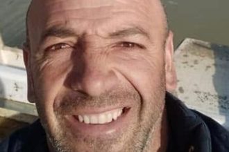 Di è spento all'ospedale Villa Sofia di Palermo Maricel Nicolae Neagu, per tutti semplicemente Marcello, l'agricoltore di 44 anni rimasto vittima di un tragico incidente sul lavoro a Ribera. Nonostante il dolore lacerante, la famiglia ha scelto di onorare il suo spirito altruista: i suoi organi sono stati espiantati e offriranno una nuova speranza di vita a chi è in attesa di trapianto.