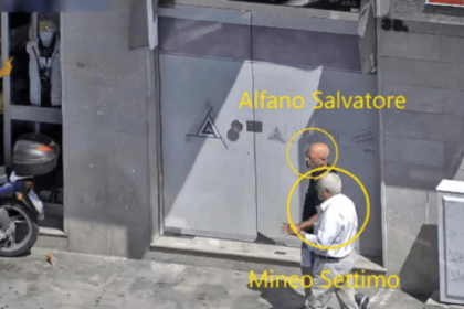 Era il 7 maggio 2018. Gli investigatori pedinavano Settimo Mineo, capomafia del mandamento di Pagliarelli, considerato uno degli uomini di maggior peso all'interno di Cosa nostra dopo la morte di Totò Riina, avvenuta nel 2017. Alle 11:24 di quella mattina, Mineo incontrò Salvatore Alfano. Al momento di congedarsi, i due si salutarono con un abbraccio e un bacio sulla bocca. Lo annotarono con precisione i poliziotti appostati a distanza.