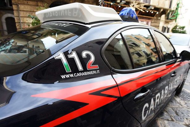 Una spirale di abusi culminata in un gesto potenzialmente letale. I Carabinieri del Comando Provinciale di Messina hanno rintracciato e arrestato a Palermo un cittadino di origini marocchine di 29 anni, accusato di tentato femminicidio e maltrattamenti in famiglia. L'ordinanza di custodia cautelare in carcere, emessa dal GIP del Tribunale di Messina su richiesta della Procura, mette fine a una vicenda di vessazioni consumatasi a Taormina.