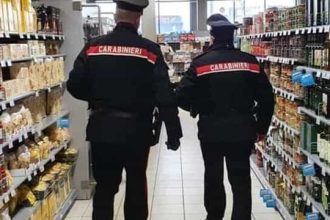 Carini, marito e moglie denunciati per furto: cellulare rubato a un'anziana durante la spesa Una coppia è stata denunciata dai Carabinieri per furto nei confronti di un'anziana donna, a seguito di un episodio verificatosi lo scorso 20 dicembre all'interno di un supermercato di Carini. La donna, secondo quanto emerge dalle indagini, sarebbe stata avvicinata di soppiatto mentre faceva lo shopping, con l'obiettivo di sottrarre il cellulare dalla sua borsa.