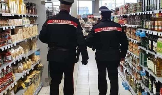 Una coppia è stata denunciata dai Carabinieri per furto nei confronti di un'anziana donna, a seguito di un episodio verificatosi lo scorso 20 dicembre all'interno di un supermercato di Carini. La donna, secondo quanto emerge dalle indagini, sarebbe stata avvicinata di soppiatto mentre faceva lo shopping, con l'obiettivo di sottrarre il cellulare dalla sua borsa.