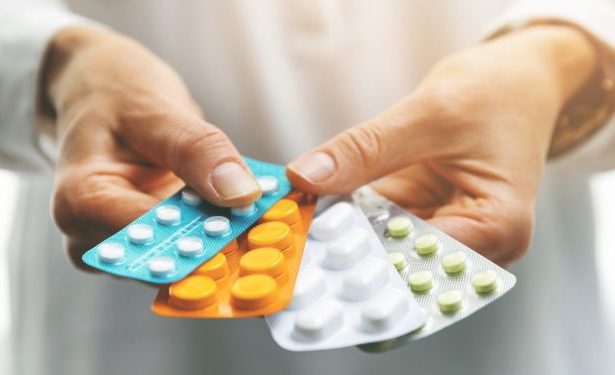 Palermo – Si aggrava costantemente a Palermo e provincia il fenomeno della povertà sanitaria: aumenta il numero di cittadini privi delle risorse necessarie per affrontare le cure o anche solo per l'acquisto di farmaci di base come antipiretici, antinfiammatori e sciroppi per la tosse. Nel pieno dell’emergenza freddo, i 37 enti assistenziali che collaborano con il Banco Farmaceutico evidenziano come la richiesta di supporto sia ormai raddoppiata, estendendosi tragicamente anche ai pazienti oncologici e terminali.