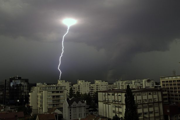 Non fatevi ingannare dalle schiarite di queste ore. La Protezione Civile ha diramato un'allerta meteo per rischio idrogeologico valida per l'intera giornata di domani, domenica 15 febbraio, e il motivo è semplice: il peggio deve ancora arrivare. Il ciclone Oriana, attualmente posizionato tra Sardegna e Corsica con un minimo di pressione intorno ai 985 hPa, si sta avvicinando alla Sicilia e porterà con sé una nuova ondata di maltempo.