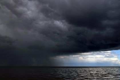 Neanche il tempo di tirare il fiato e la Sicilia si prepara ad affrontare l'ennesima perturbazione. Mentre le raffiche di vento di questa mattina hanno toccato punte impressionanti – 158 km/h a Fiumedinisi e 152 km/h a San Giovannello – un nuovo impulso nord-atlantico sta già attraversando il Golfo del Leone, pronto a portare una nuova fase di maltempo tra il fine settimana e lunedì 16 febbraio.