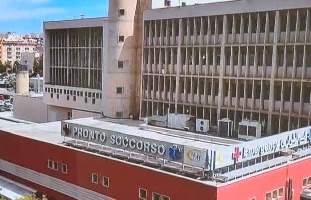 Troppe aggressioni in ospedale, al Civico e al Di Cristina dispositivi di allarme per i sanitari L’ARNAS "Civico Di Cristina Benfratelli" di Palermo, nell’ambito delle azioni di potenziamento dei sistemi di sicurezza adottati a tutela del personale sanitario operante nei Pronto Soccorso, ha avviato l’installazione di nuove centraline antiaggressione presso i presidi ospedalieri “Civico” e “Di Cristina” (P.O. pediatrico). L’intervento rientra nel servizio di sorveglianza - affidato alla ditta “Vigilanza Italia”- e prevede l’attivazione di un sistema tecnologico avanzato (ovvero impianti installati nei pannelli degli habitat interessati) collegato direttamente alla centrale operativa della stessa, attiva 24 ore su 24.