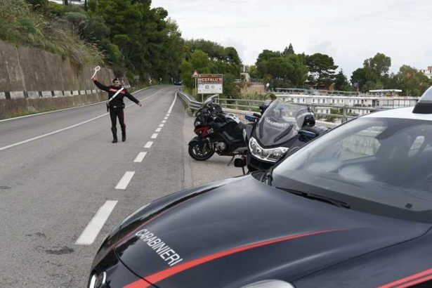 Quella che doveva essere una verifica di routine lungo la strada si è conclusa con un arresto per detenzione di stupefacenti finalizzata allo spaccio. È accaduto a Buonfornello, dove i carabinieri della Sezione Radiomobile della Compagnia di Cefalù hanno bloccato un 51enne del posto, già gravato da precedenti penali in materia di droga. L'operazione è stata condotta con il contributo delle stazioni dell'Arma di Campofelice di Roccella e Gratteri.