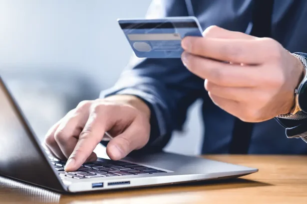 Frodi creditizie, Sicilia maglia nera d'Italia: boom di truffe Le frodi creditizie basate sul furto di identità continuano a rappresentare una minaccia preoccupante per il settore finanziario, con particolare impatto sul credito al consumo. “Secondo l’ultima analisi dell’Osservatorio Crif, nel primo semestre 2025, si registra un aumento pari al 13,9% - afferma Gabriele Urzì dirigente nazionale Fabi e responsabile salute e sicurezza Fabi Palermo. La Sicilia, rapportando il numero dei casi al credito erogato nelle singole regioni, è al primo posto seguita da Campania e Calabria e al secondo posto, dopo la Lombardia per numero di casi segnalati. Non parliamo solo di numeri, ma di una vera e propria emergenza sociale che colpisce famiglie, lavoratori e imprese. Il furto d’identità e le tecniche sempre più sofisticate utilizzate dai truffatori stanno minando la fiducia nel sistema creditizio e aggravando la vulnerabilità economica di migliaia di cittadini. Questa deriva va denunciata con fermezza e richiede interventi strutturali: maggiore controllo sulle procedure di concessione del credito, investimenti nella sicurezza digitale, e campagne di informazione capillare rivolte alla cittadinanza. È inaccettabile che la nostra regione, già penalizzata da una cronica difficoltà di accesso al credito, debba ora fare i conti anche con il primato negativo delle frodi.”