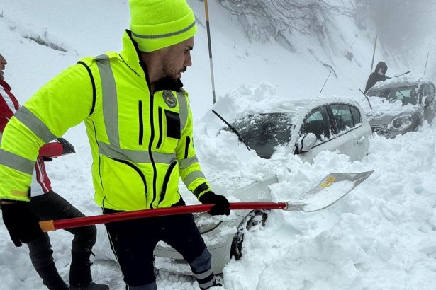 Piano Battaglia, nel cuore dell’emergenza neve, si è risvegliata avvolta in una distesa candida e silenziosa. Un paesaggio suggestivo, quasi irreale, dove il bianco della neve domina ogni cosa e il freddo intenso stringe il territorio. Ma a scaldare lo sguardo e l’animo è stata, ancora una volta, la forza della solidarietà.