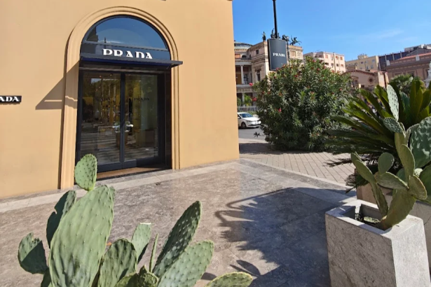 Il cuore dello shopping d'élite palermitano perde uno dei suoi pilastri più prestigiosi. Il prossimo 31 marzo 2026, la boutique Prada situata all'angolo tra via Libertà e piazza Politeama spegnerà definitivamente le sue iconiche vetrine. Dopo 14 anni di presenza nel capoluogo siciliano, il marchio milanese ha deciso di lasciare l'immobile di 630 metri quadrati che dal 2011 rappresentava il punto di riferimento per l'alta moda nell'Isola.