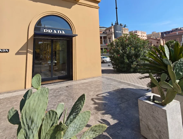 Prada lascia Palermo: chiude lo storico store di via Libertà Il cuore dello shopping d'élite palermitano perde uno dei suoi pilastri più prestigiosi. Il prossimo 31 marzo 2026, la boutique Prada situata all'angolo tra via Libertà e piazza Politeama spegnerà definitivamente le sue iconiche vetrine. Dopo 14 anni di presenza nel capoluogo siciliano, il marchio milanese ha deciso di lasciare l'immobile di 630 metri quadrati che dal 2011 rappresentava il punto di riferimento per l'alta moda nell'Isola.